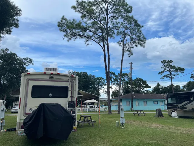 Arrowhead Campsites & Mobile Home Park