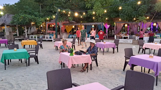 Zipp Bar Restaurant & Bungalows