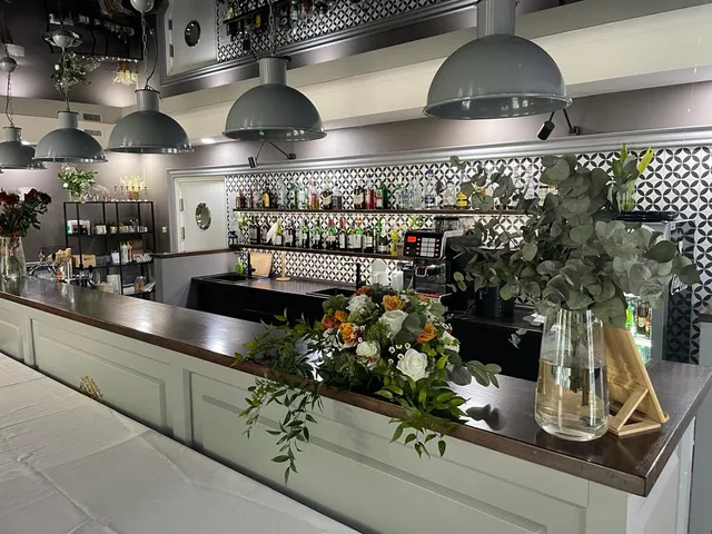 Restauracja & Apartamenty "Dworek Pod Platanem"