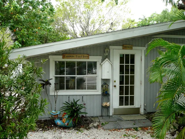 Tarpon Tale Inn