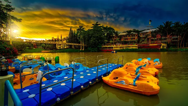 Brookside Valley Resort & Strawberry Town