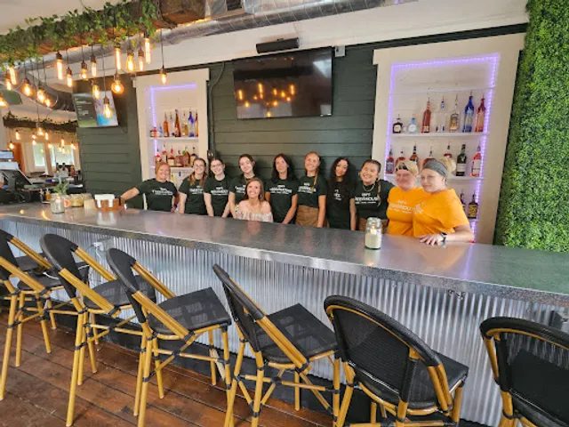 Trip's Tree House Restaurant & Bar