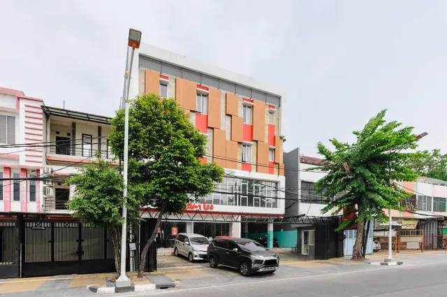 RedDoorz Plus near Mall Ciputra Jakarta