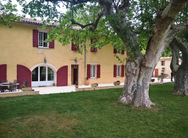 MAS DE LA SAULINE chambres d'Hôtes à la Roque d'Anthéron