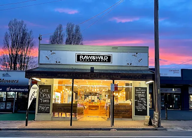 RAW & WILD Market & Cafe