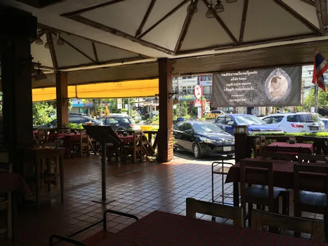 Krua Tungtong (Big Chicken)