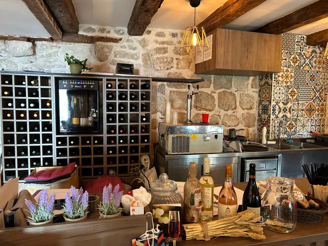 Red & White Wine Bar