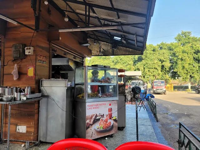 ROYAL CHICKEN CORNER