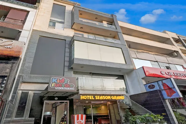 Hotel Season CoupleFriendly Hotel Pitampura Metro Station kohat Metro Near by Neatji Subhash place Near M2k Cinema Rohini .