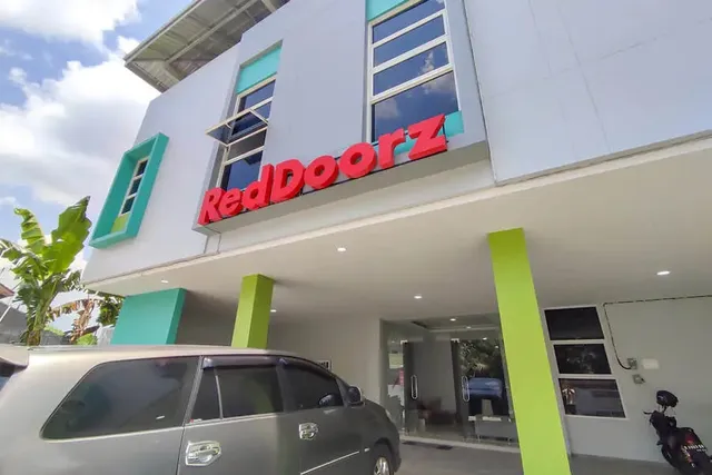 RedDoorz Syariah near GOR Satria Area