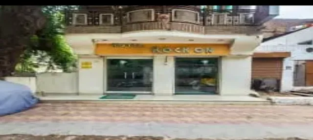 SPOT ON 49571 Hotel Rock On