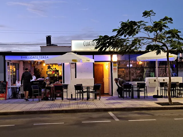 Restaurante Peruano y comida canaria Cuatro Hojas