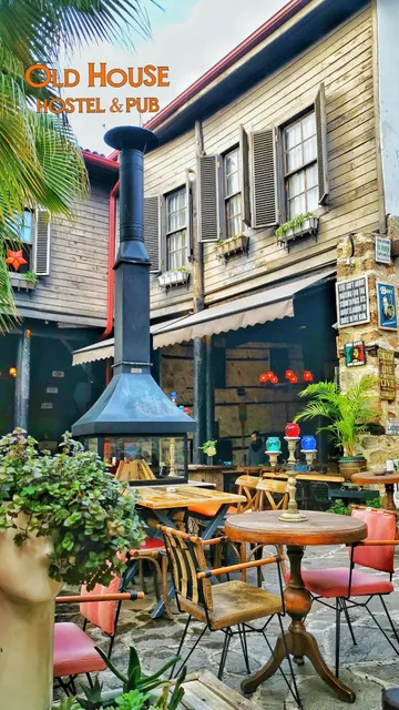 Old House Hostel & Pub
