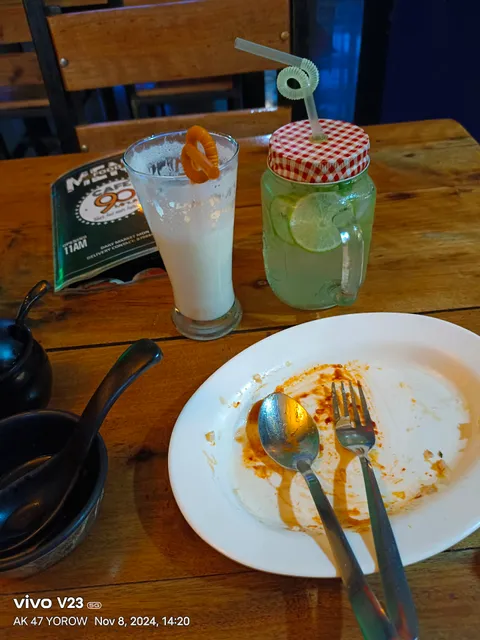 Cafe 90 Minutes, Mon