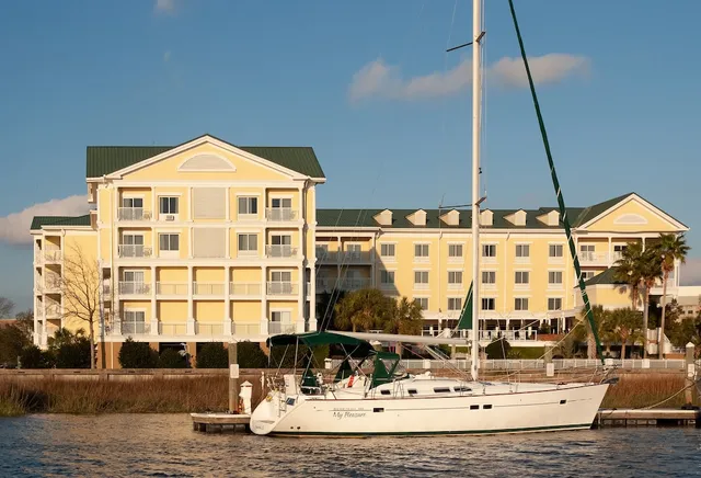 Courtyard by Marriott Charleston Waterfront