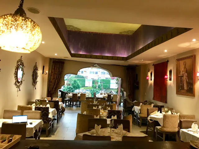 Naans & Curries - An Ethnic Indian Restaurant