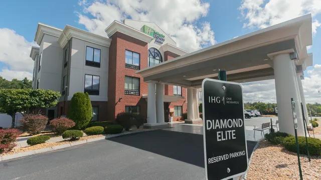 Holiday Inn Express & Suites Manchester-Airport by IHG