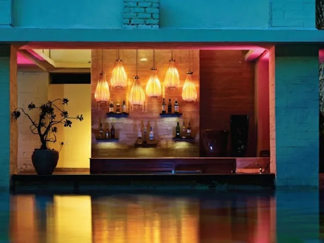 Sun Burst Poolside Bar