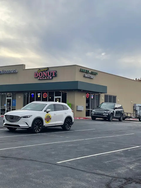 Yummy donut palace,boba tea,smoothies, coffee