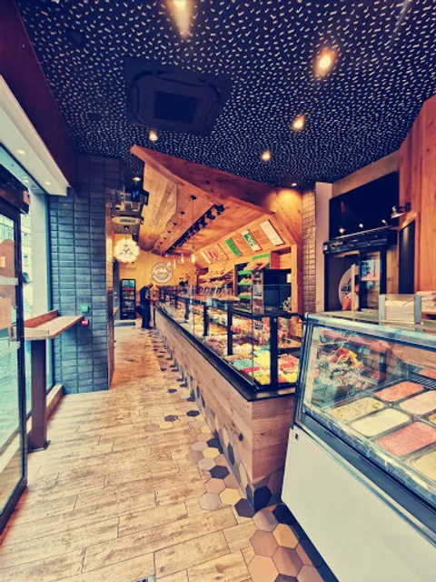 Les Mains Dans la Farine