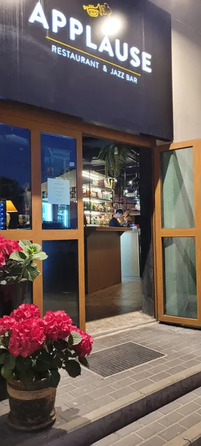 Applause Restaurant & Bar