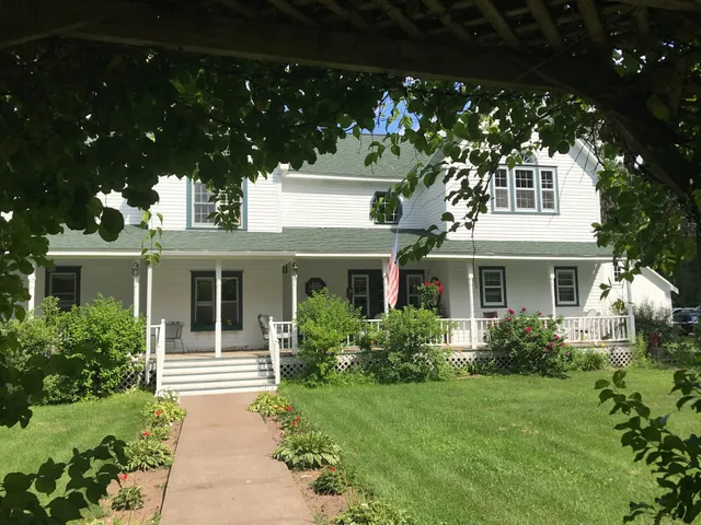 Home In The Pines Bed & Breakfast