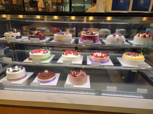 Plaza at Little Neck Hills