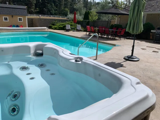 Quail's Inn - Kelowna Retreat with Pool & PickleBall