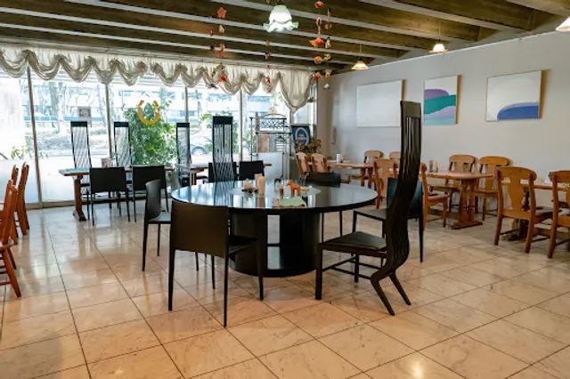 ビッグホース (アートプラザ内1階)