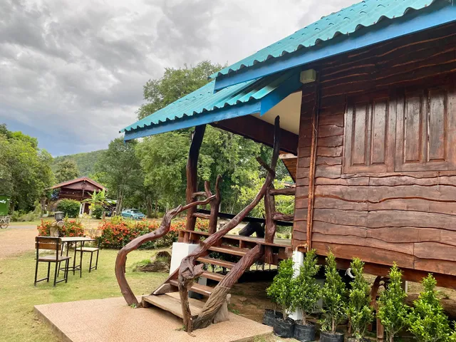 บ้านไม้ไร่เจริญ รีสอร์ทแก่งกระจาน