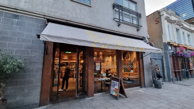 Nando's Victoria - Wilton Road