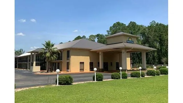 Days Inn by Wyndham Lake City I-10