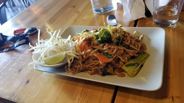 Jatujak Thai Restaurant - Victoria Park Ave