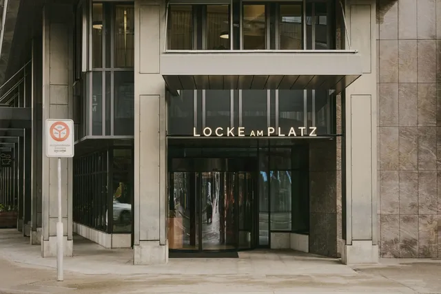 Locke am Platz, Enge