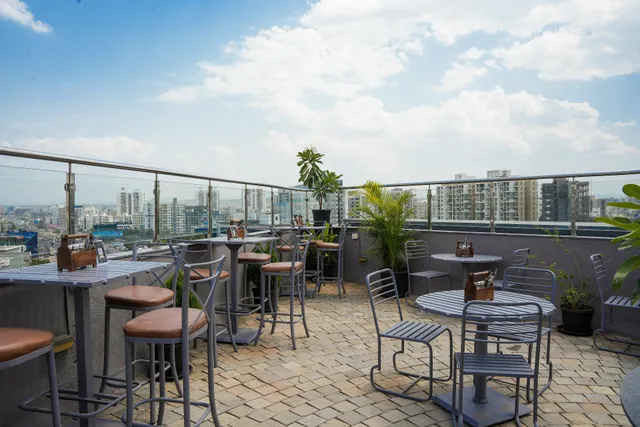 The Wise Guys - Sky Lounge & Pub