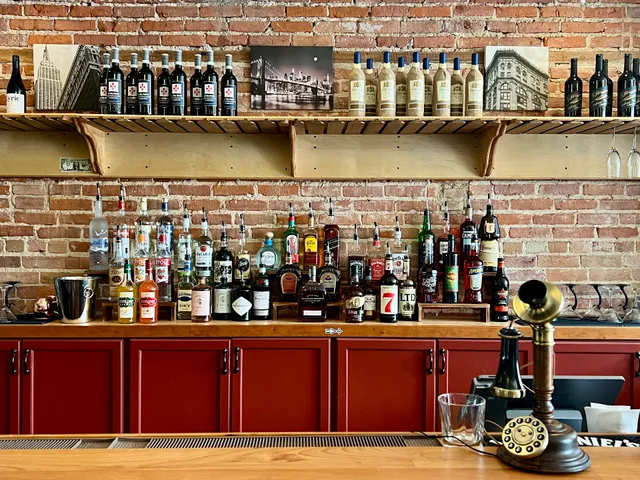 Bodega 524 Delicatessen & Bar