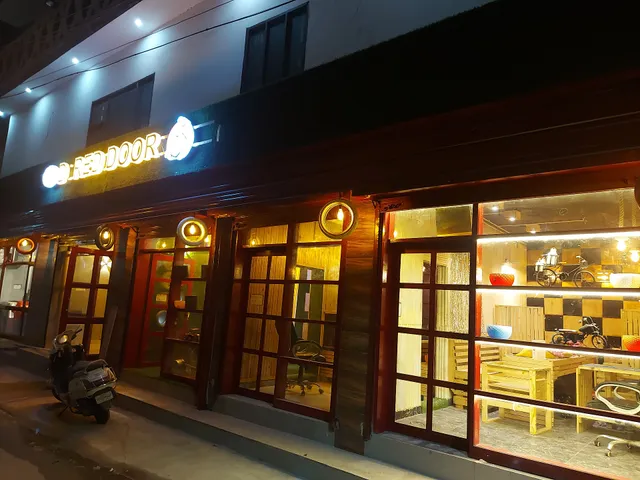 D Red Door, ਦਾ ਰੈੱਡ ਡੋਰ