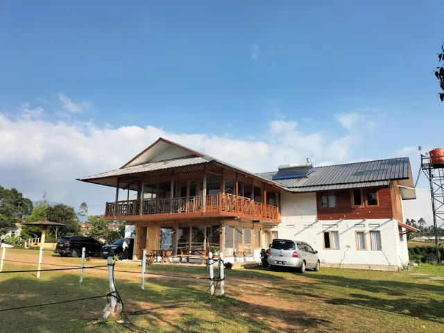 Hotel Shinta Corner II dan Bobs Container