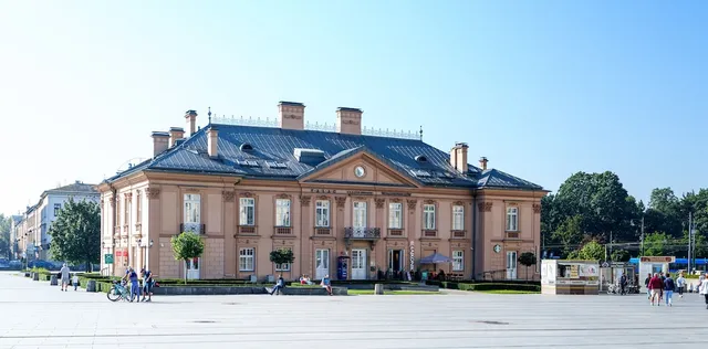 Central Palace by Habitan