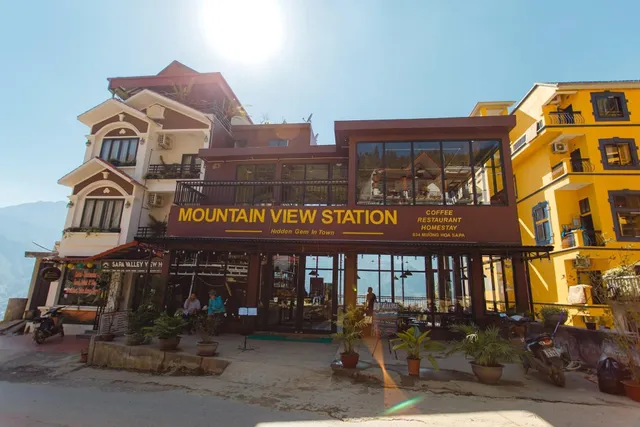 Mountain View Station Restaurant & Homestay