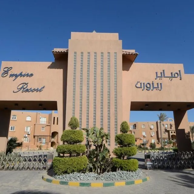 Empire Resort chalet T02-0 ارضى بحديقة اول مسطبه على البحر