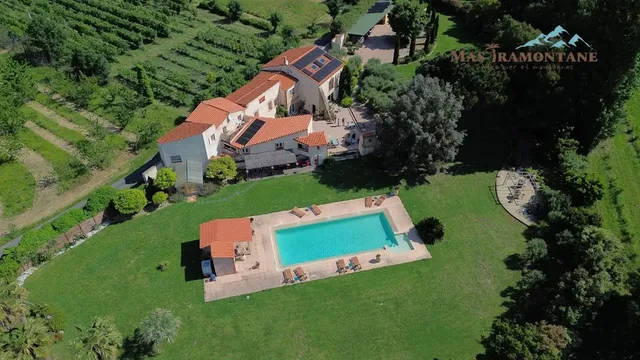 Mas Tramontane : ancien mas agricole, avec chambres d’hôtes et studio, parc arboré et piscine avec vue sur le Canigou.