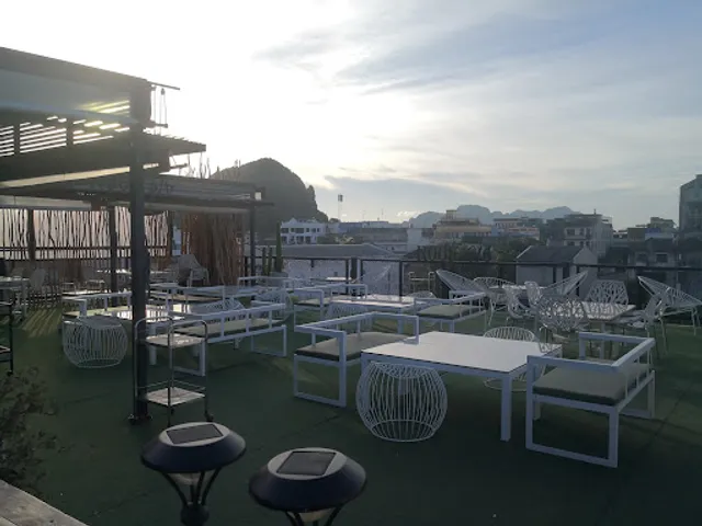 ROOF 6/6 BAR & BISTRO