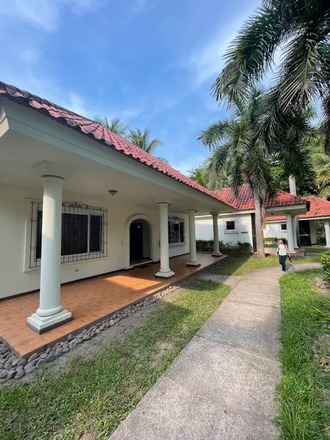 Pato Canales Hotel & Resort