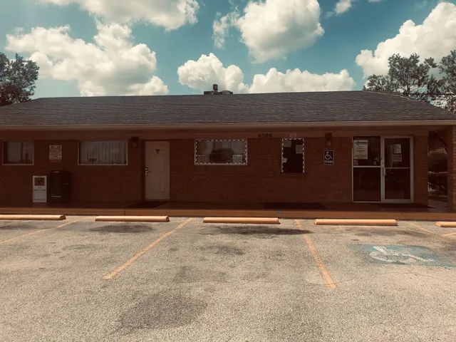 Hallmark Inn & Suites