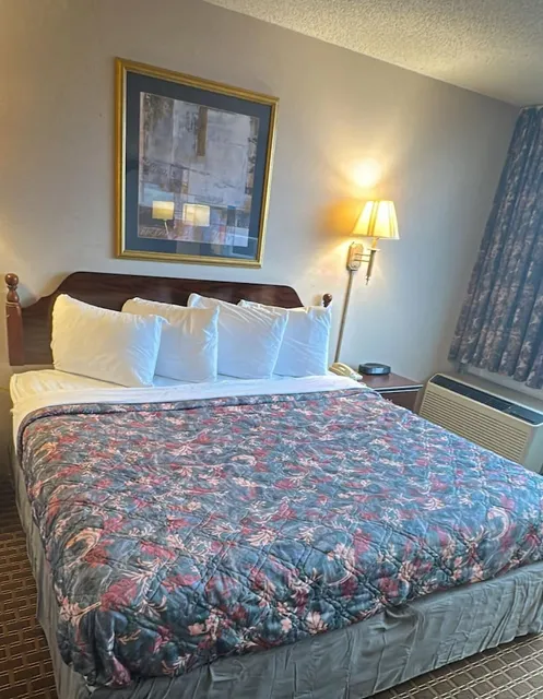 Napoleon Inn and Suites