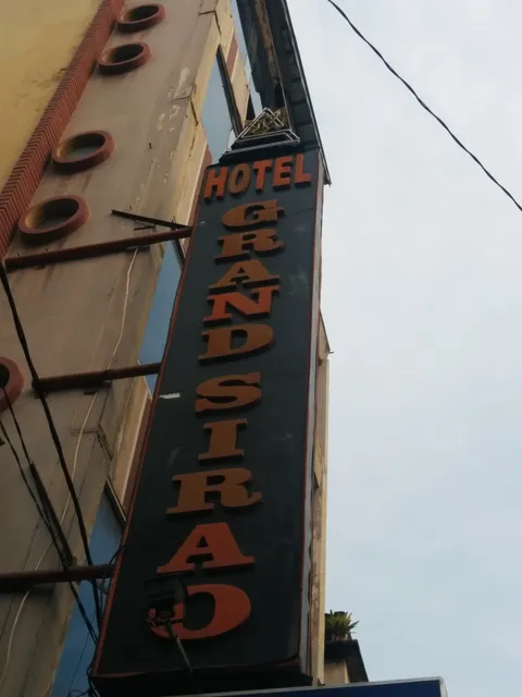 OYO 90952 Hotel Grand Sirao