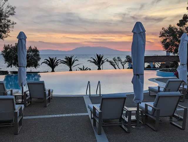 Pines Bar and Restaurant