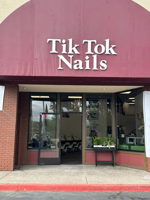 TIK TOK NAILS UC