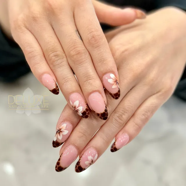 Deluxe Nails Salon & Spa of Oakley